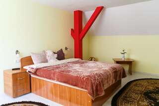 Отели типа «постель и завтрак» Casa Doboş Кристьян Трехместный номер, вид на сад-6